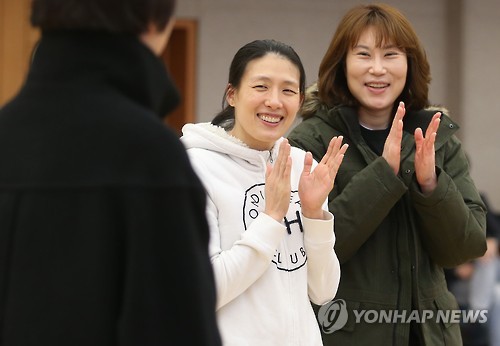 2016 여자농구 올스타전 준비하던 정선민(오른쪽)과 전주원. (사진=연합뉴스)