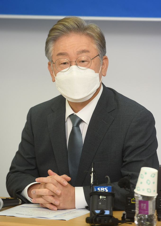 민주당 충북도당 사무실 찾은 이재명 경기지사 (사진= 연합뉴스 제공)