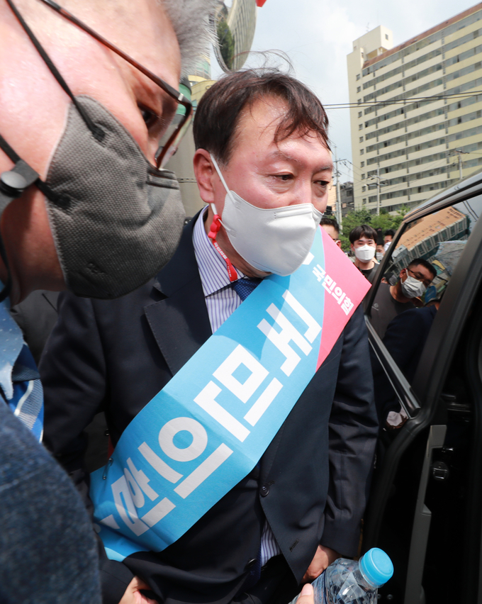 당원 가입 홍보 할동 마치고 차량에 오르는 윤석열 (사진 = 연합뉴스 제공)