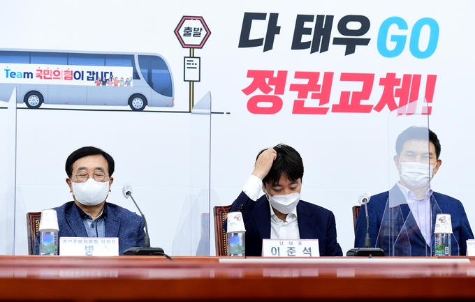 대선 경선 예비후보 발언 듣는 이준석과 서병수 (사진 = 연합뉴스 제공)