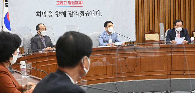 원내대책회의에서 발언하는 김기현 원내대표.(사진=연합뉴스)
