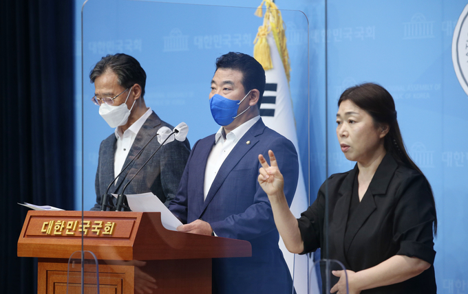 LH 공공임대주택 주거비 부담 완화 방안 발표하는 박정 의원(가운데)과 유동수 의원(왼쪽).(사진=연합뉴스)