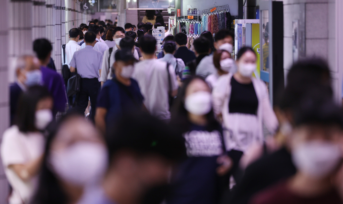 코로나19 신규확진 2천명대…불안한 출근길. (사진=연합뉴스 제공)