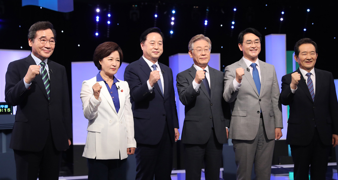 본경선 3차 TV토론에 앞서 기념촬영하는 민주당 대선 예비후보들 (사진 = 연합뉴스 제공)