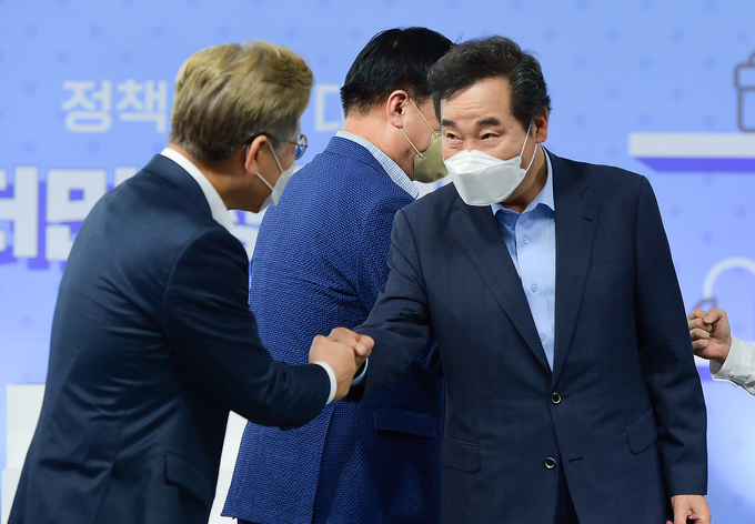 정책 라이브 커머스 마치고 인사하는 이재명과 이낙연 (사진= 연합뉴스 제공)