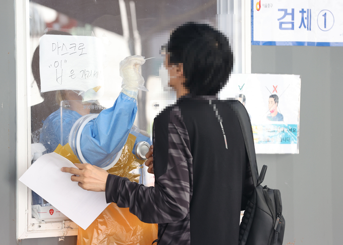 오늘도 계속되는 코로나19 검사 (사진 = 연합뉴스 제공)