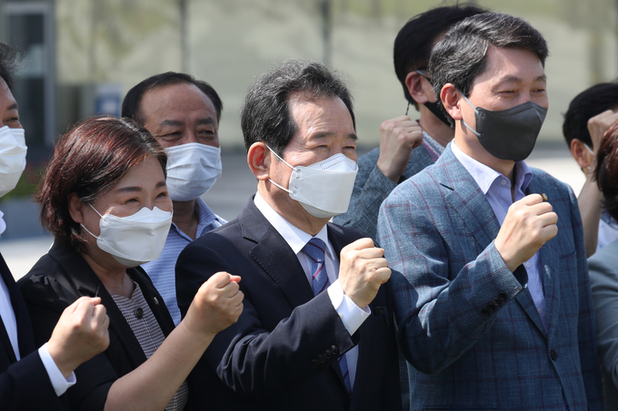 더불어민주당 정세균 대선 경선 후보가 16일 경기도 의정부시 신곡동 경기도북부청사 앞 평화광장에서 기자 간담회를 열고 경기북도 설치에 대해 발언하고 있다. (사진=연합뉴스)