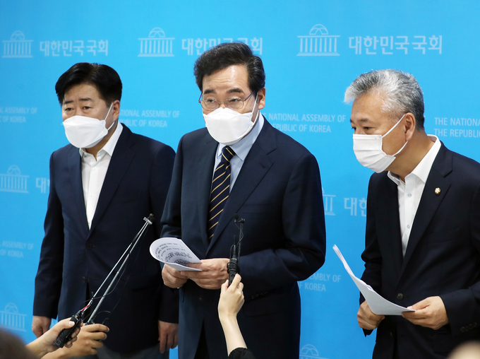 질문받는 민주당 이낙연 전 대표 (사진 = 연합뉴스 제공)