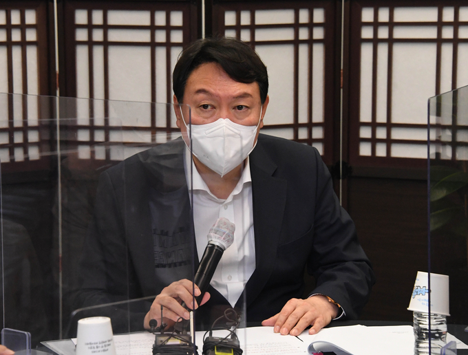 자영업자와 간담회하는 윤석열 (사진 = 연합뉴스 제공)
