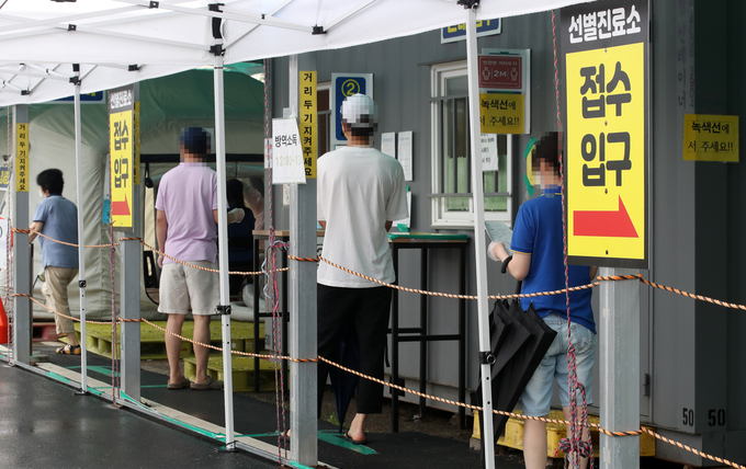 줄 선 코로나19 선별진료소 (사진 = 연합뉴스 제공)