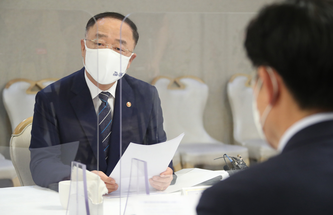부동산시장 점검 관계장관회의에서 발언하는 홍남기 부총리. (사진=연합뉴스)