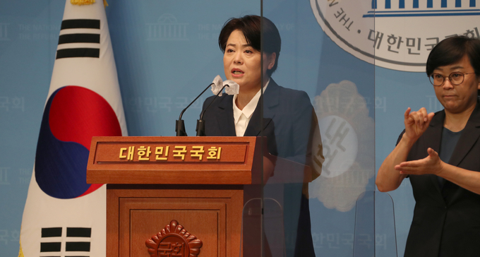 의원직 사퇴 기자회견하는 윤희숙.(사진=연합뉴스)