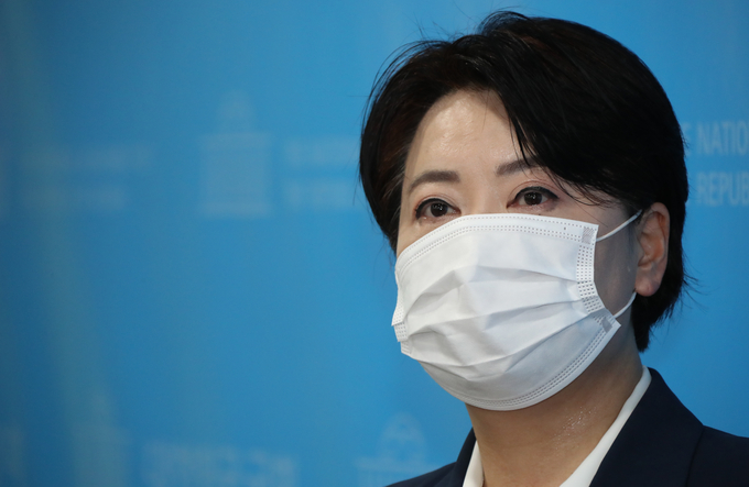 의원직 사퇴 기자회견 마치고 질문에 답하는 윤희숙 (사진= 연합뉴스 제공)