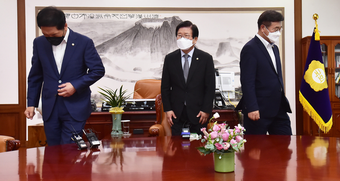 회동하는 박병석 국회의장과 양당 원내대표 (사진 = 연합뉴스 제공)