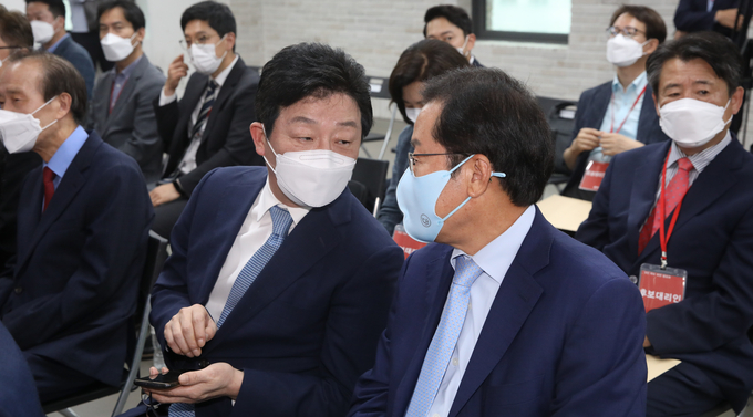 대화하는 국민의힘 홍준표-유승민 (사진 = 연합뉴스)