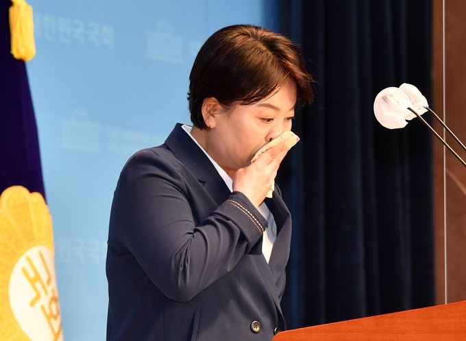 부친의 부동산 불법거래 의혹 관련 기자회견하는 윤희숙 의원. (사진=연합뉴스)