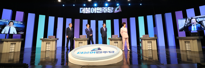 토론회 준비하는 민주당 대선 후보 (사진 = 연합뉴스 제공)