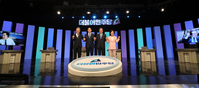 기념사진 찍는 민주당 대선 후보 (사진 = 연합뉴스 제공)