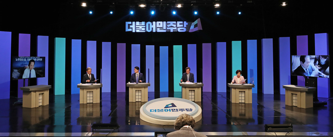 기념사진 찍는 민주당 대선 후보 (사진 = 연합뉴스 제공)