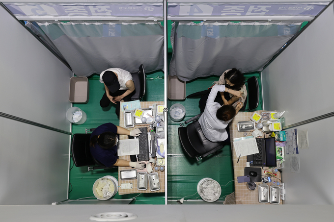 백신 접종하는 사람들 (사진 = 연합뉴스 제공)