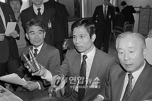 1989년 조비오 신부 고발 방침 기자회견 참석한 송진원 전 준장(오른쪽). (사진=연합뉴스 자료사진)