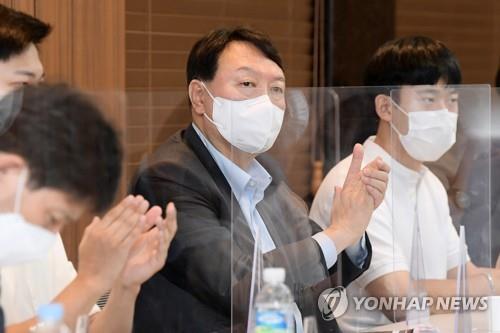 국민의힘 윤석열 대선 경선 예비후보가 29일 오전 서울 중구 버텍스코리아에서 열린 '꿈과 혁신 4.0 밀톡, 예비역 병장들이 말하고 윤석열이 듣는다'에서 참석자 발언을 경청하고 있다. (사진=국회사진기자단/연합뉴스)