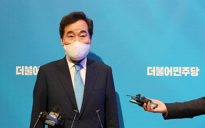 질문에 답하는 더불어민주당 이낙연 (사진 = 연합뉴스 제공)