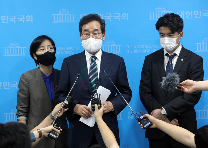 취재진 질문에 답하는 이낙연 후보. (사진=연합뉴스)