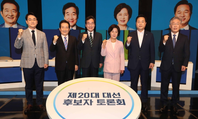 한자리에 모인 민주당 대선주자 (사진 = 연합뉴스 제공)