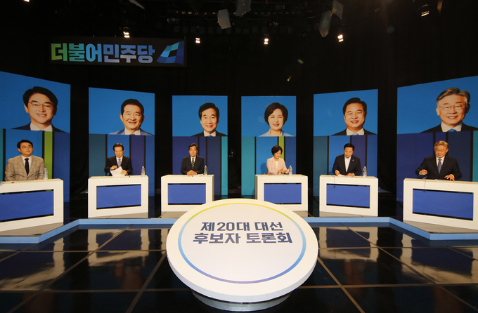 한자리에 모인 민주당 대선주자 (사진 = 연합뉴스 제공)