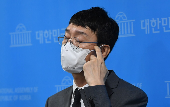 질문듣는 김웅. (사진=연합뉴스)