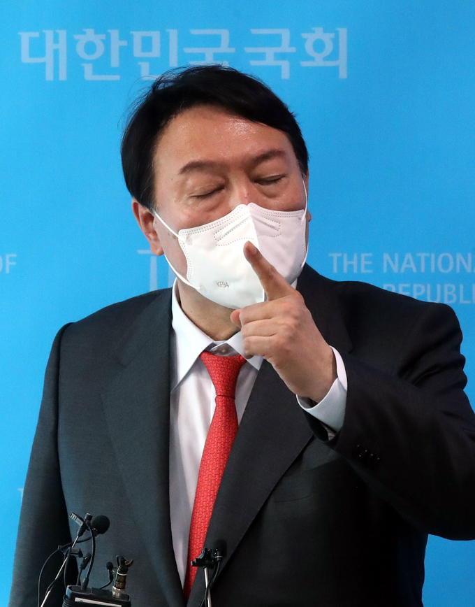 '고발사주' 의혹 관련 기자회견 마치고 질문에 답하는 윤석열. (사진=연합뉴스)