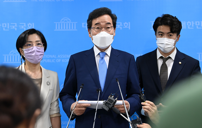 저출산 해결 공약 발표하고 질문에 답하는 이낙연 후보 (사진 = 연합뉴스 제공)