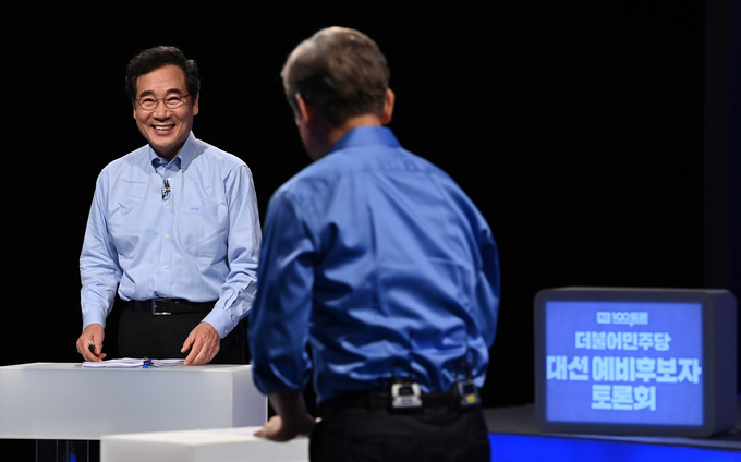 100분토론에서 대결하는 이낙연 이재명 (사진 = 연합뉴스)