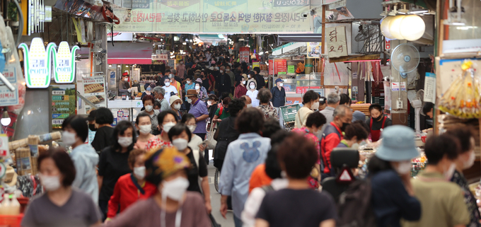 추석 연휴 앞두고 붐비는 재래시장. (사진=연합뉴스)