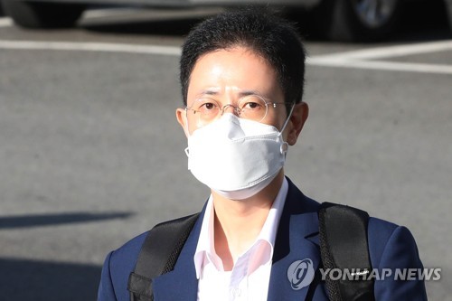 국민의힘 대권주자인 윤석열 전 검찰총장의 고발사주 의혹 관련 고발장 작성자로 거론되는 손준성 전 대검 수사정보정책관(현 대구고검 인권보호관)이 지난 9월 16일 오전 대구고검으로 출근하고 있다. (사진=연합뉴스 자료사진)