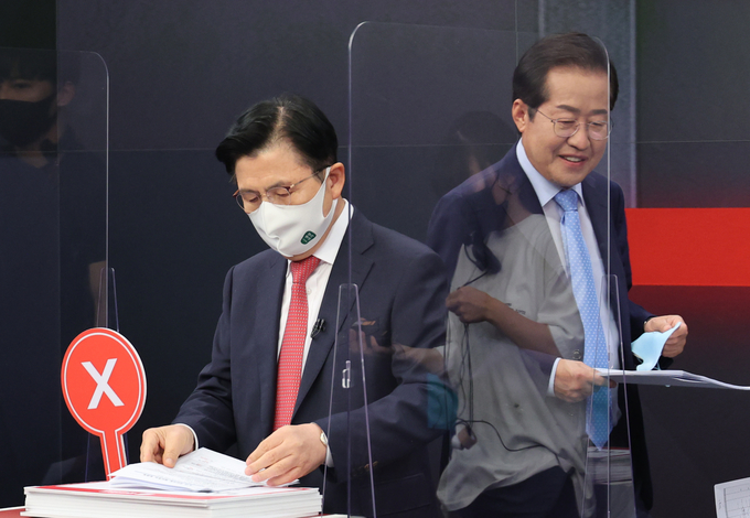 방송토론 준비하는 홍준표 황교안 (사진 = 연합뉴스 제공)