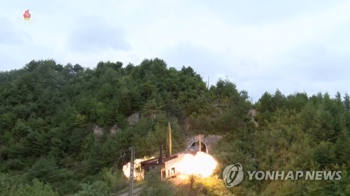 북한, 열차서 탄도미사일 발사…"동해상 800㎞ 목표 타격". (사진=조선중앙TV 화면/연합뉴스)