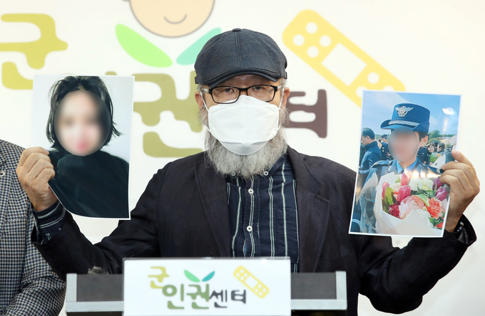 공군 성추행 피해자 고(故) 이 중사 부친이 28일 서울 마포구 군인권센터에서 열린 공군 성추행 피해자 사망사건 수사결과 비판 기자회견에서 딸의 사진을 들고 군의 수사를 비판하고 있다. (사진=연합뉴스)