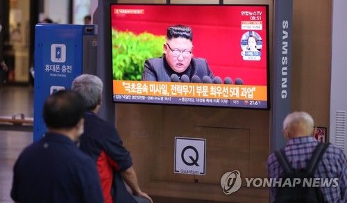 29일 오전 서울역에서 시민들이 북한의 극초음속 미사일 화성-8형 시험발사 관련 뉴스를 TV로 시청하고 있다. (사진=연합뉴스)
