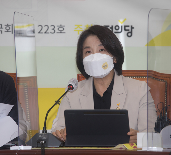 소상공인 지원 촉구하는 정의당 이은주 의원 (사진 = 연합뉴스 제공)