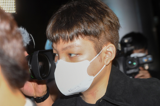 무면허운전과 음주측정 거부·경찰관 폭행 등 혐의로 입건된 장제원 국민의힘 의원 아들인 래퍼 노엘(본명 장용준)이 30일 서울 서초구 서초경찰서에서 경찰 조사를 위해 출석하고 있다. (사진=연합뉴스)
