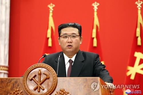 북한 김정은 노동당 총비서가 당 창건 76주년을 기념하는 연설을 통해 주민생활 안정을 강조했다. 조선중앙통신은 11일 "김정은 동지께서 10월 10일 조선노동당 창건 76돌 기념강연회에서 강령적인 연설 '사회주의 건설의 새로운 발전기에 맞게 당 사업을 더욱 개선 강화하자'를 하시었다"라고 보도했다. (사진=평양 조선중앙통신/연합뉴스)
