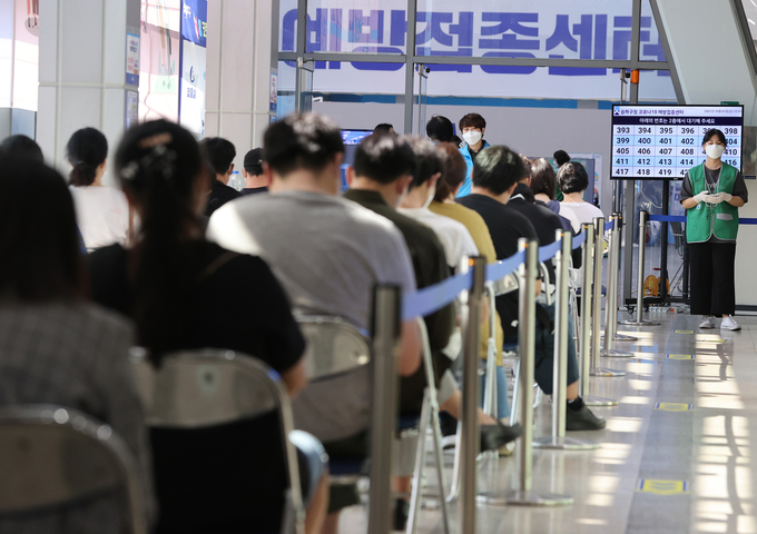 백신 접종 대기 중인 시민들. (사진=연합뉴스)