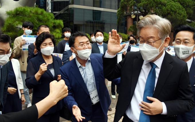 지지자들과 인사하는 민주당 이재명 대선 경선 후보 (사진= 연합뉴스 제공)