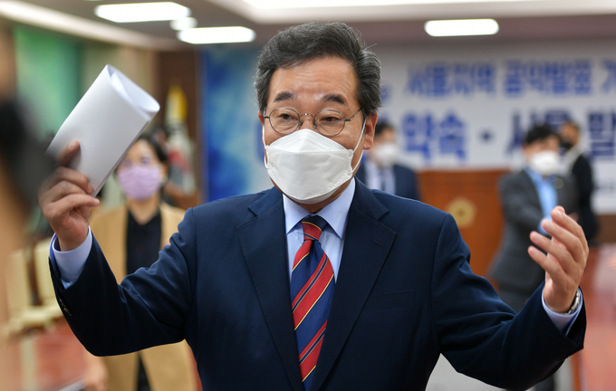 서울지역 공약 발표하기 위해 이동하는 이낙연 후보 (사진 = 연합뉴스 제공)