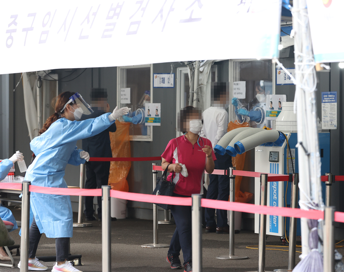 연휴 직후 검사받는 시민들 (사진 = 연합뉴스 제공)