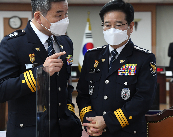 대화하는 김창룡 경찰청장.(우) (사진=연합뉴스)