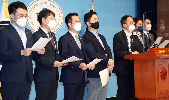 김웅-조성은 통화 녹음 파일 관련 기자회견하는 민주당 법사위원들 (사진 = 연합뉴스 제공)