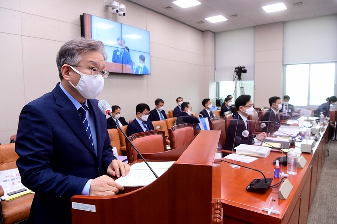 7일 오전 국회 산업통상자원중소벤처기업위원회에서 열린 중소벤처기업부 국정감사에 출석해 업무보고를 하는 권칠승 중소벤처기업부 장관의 모습. (사진=연합뉴스)
